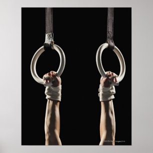 Gymnast som svänger från ringar 2 poster