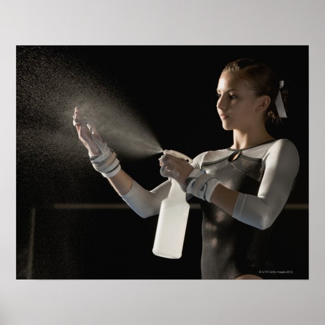 Gymnast sprutning vatten på händer poster (Framsidan)