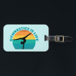 Gymnastik är Life Bevackra Sunset Gymnast Teal Bagagebricka<br><div class="desc">Gymnastiken är Life. Gastgåva med ljusskygg solnedgång med vacker färgstark bakgrund bakom en kvinna som gör ett söt handställ med spalterna.</div>