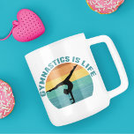 Gymnastik är Life Bevackra Sunset Gymnast Teal Kaffemugg<br><div class="desc">Gymnastiken är Life. Gastgåva i solnedgång med en vacker färgstark bakgrund bakom en kvinna som gör ett söt handställ med spalterna.</div>