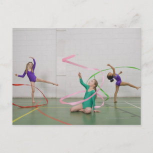 Gymnastikflickor som dansar med rosett band vykort