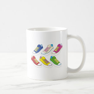 Gymnastikskor som drar, färgrikt spring, skor kaffemugg