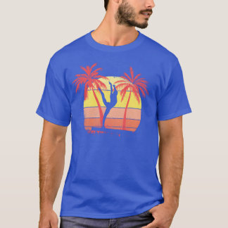 Gymnastisk flicka på balansbom sommar solnedgång 8 t shirt