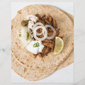 Gyros pita med tzatziki coleslaw olives och feta