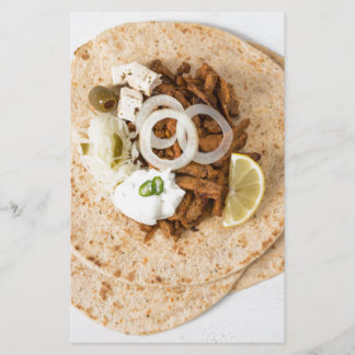 Gyros pita med tzatziki coleslaw olives och feta