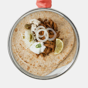 Gyros pita med tzatziki coleslaw olives och feta julgransprydnad metall