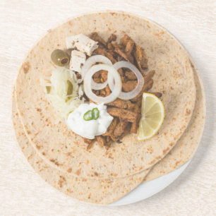 Gyros pita med tzatziki coleslaw olives och feta underlägg
