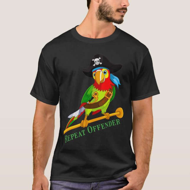H290 Lustigt Parrot Pirat Repeat Offender  T Shirt (Framsida)