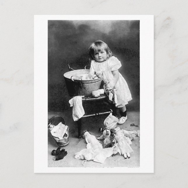 h304 Edwardian Girl with Dolls Clothes Vykort (Framsida)