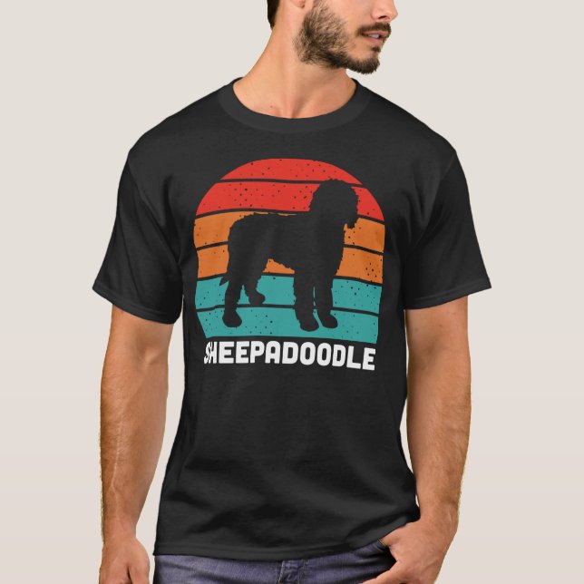 H676 Sheepadoodle Hund Silhouette 1 T Shirt (Framsida)