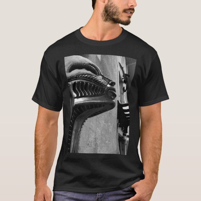 H. Giger Museumsstatue. Gruyères, Schweiz T Shirt (Framsida)