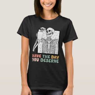 Ha den dag du förtjänar Halloween Skeleton och Co T Shirt