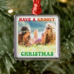 Ha en Groovy-Anpassningsbar för julklapp, Hippie P Julgransprydnad Metall<br><div class="desc">Ha en groovisk jul. Anpassa din söta hippie-helgdag med funky 70s-text i roligt färg. Ett färglöst jokertecken med ditt familjefoto.</div>