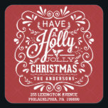Ha en Holly Jolly Jul Red-Returadress Fyrkantigt Klistermärke<br><div class="desc">Kvadratkuvert - Förseglingsetiketter med returadress - Festive och populsy chalk-art stil juldesign för hälsningskort och säsong-partiinbjudningar. Vitaktig krita i stil snabbt ram med vit kritkonstypografi på fuktig röd bakgrund och retro blandning av handskrivet stilar, dekorerad med frostigt blad och grå bär. Lägg till meddelandetexten för familjen namn och adress eller...</div>