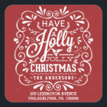 Ha en Holly Jolly Jul Red-Returadress Fyrkantigt Klistermärke<br><div class="desc">Kvadratkuvert - Förseglingsetiketter med returadress - Festive och populsy chalk-art stil juldesign för hälsningskort och säsong-partiinbjudningar. Vitaktig krita i stil snabbt ram med vit kritkonstypografi på fuktig röd bakgrund och retro blandning av handskrivet stilar, dekorerad med frostigt blad och grå bär. Lägg till meddelandetexten för familjen namn och adress eller...</div>