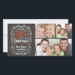 Ha en holly Jolly-julkalkboard 3-foto Julkort<br><div class="desc">Fotografimall på platta kort för trendig, som är ett fult och folkligt mörkerkort i stil. Kritbrädet stil snabbt ram med färgstark och fruktsam kritkonstypografi och återblandning av handskrivet stilar, dekorerat med frostigt blad och grå bär. Lägg till foton från din favoritfamilj och anpassa helgdag. Modern väg att skicka semesterhälsningar i...</div>