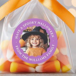 Ha en kuslig Halloween vågig kant foto lila Runt Klistermärke