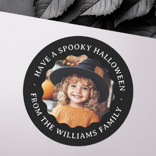 Ha en kuslig Halloween vågig kant foto svart Runt Klistermärke