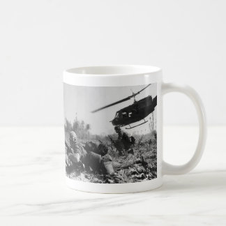 Ha som huvudämne Crandalls UH--1Dhelikoptern i Kaffemugg
