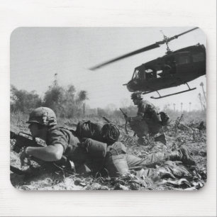 Ha som huvudämne Crandalls UH--1Dhelikoptern i Musmatta