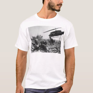 Ha som huvudämne Crandalls UH--1Dhelikoptern i Tee