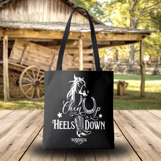 Hackar ner cowgirl-hästhundar som rider tot tygkasse (Personalized cowgirl tote bag, quote: Chin up, heels down. Horse lover, western riding, horse.)