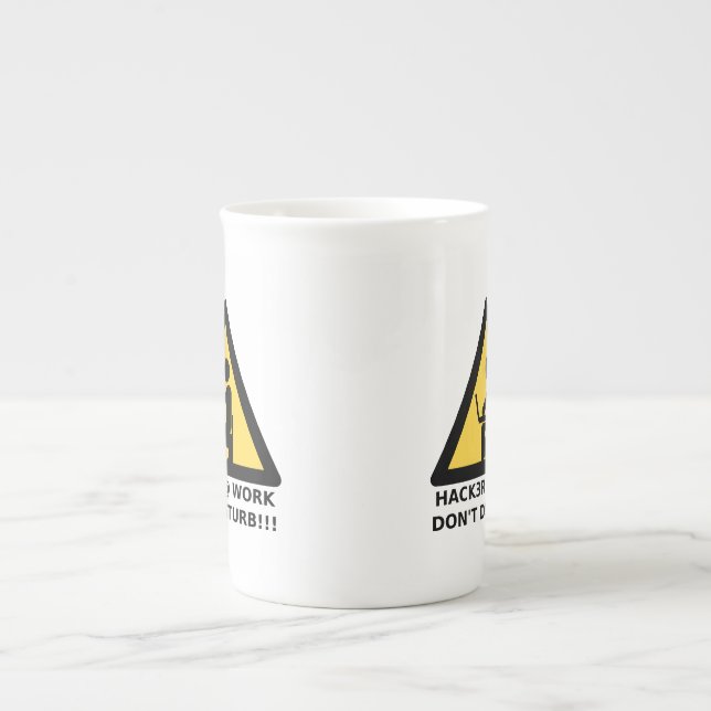 Hacker på jobbet benporslin mugg (Framsidan)