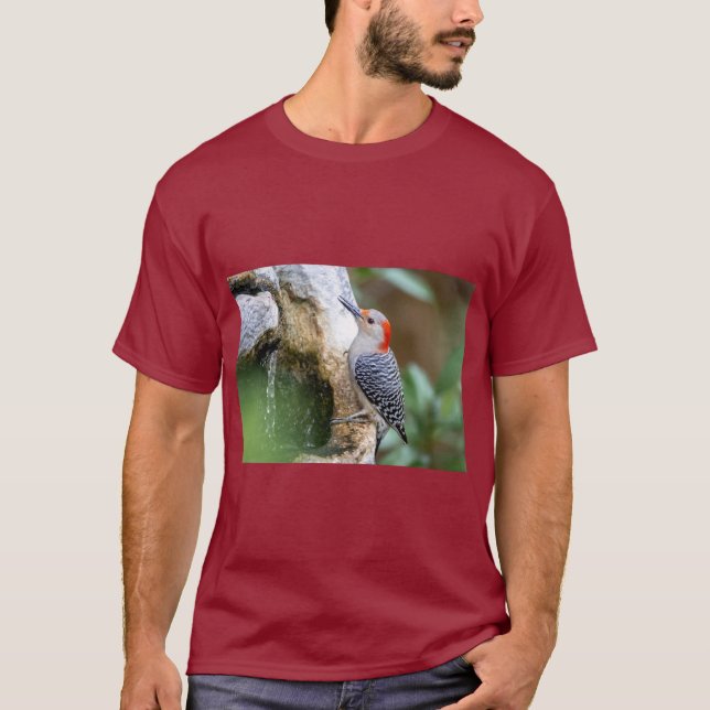 Hackspett Fågel Design Logotyp – Naturens Rytm i  T Shirt (Framsida)