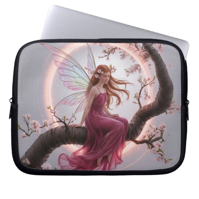 Hada mágica entre flores de cerezo – Ilustración d Laptop Fodral (Framsidan)