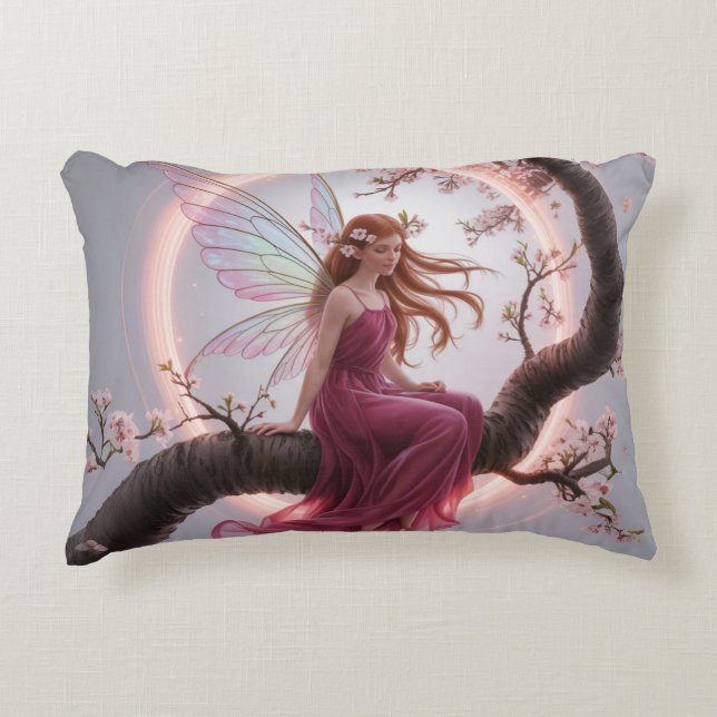 Hada mágica entre flores de cerezo – Ilustración d Prydnadskudde (Framsidan)