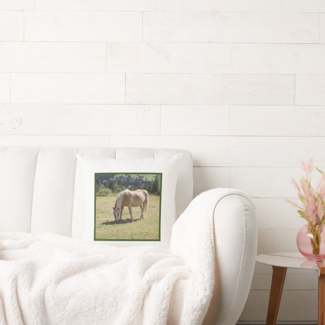 Haflinger Palomino Pony in Summer Pasture Photo Kudde (Soffa)