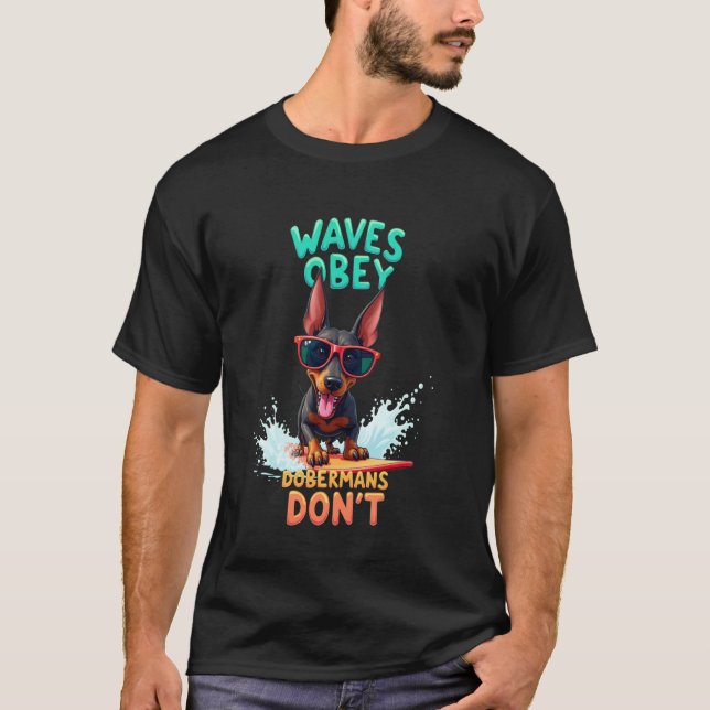 Häftig Dobermann Pinscher Surfande Hund T Shirt (Framsida)