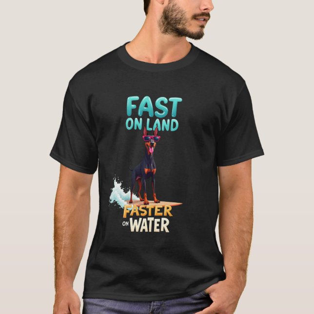 Häftig Dobermann Pinscher Surfande Hund T Shirt (Framsida)