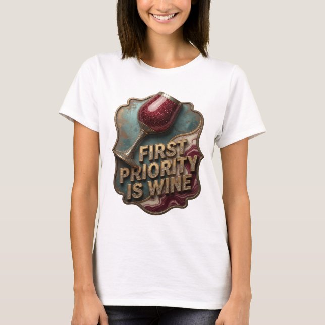 Häftig guld FIRST PRIORITY IS WINE Slogan T-shirt (Framsida)
