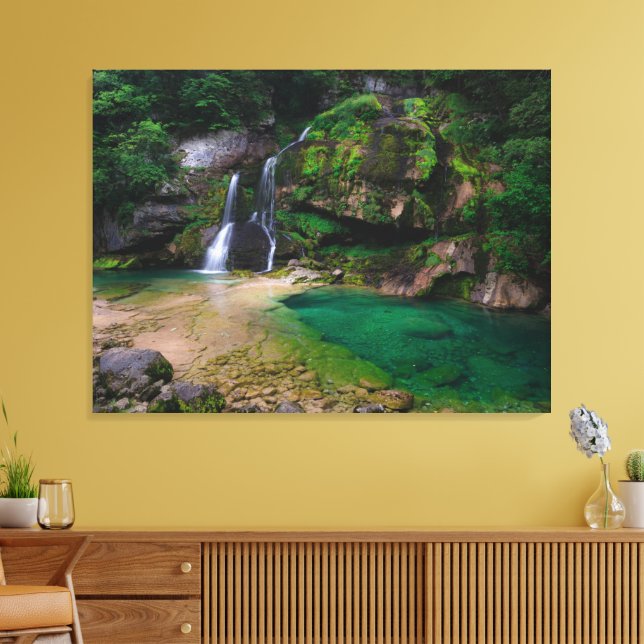 Häftigt vattenfall Virje, Slovenien Poster Canvastryck (Insitu (Vardagsrum))