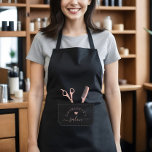 Hair Salon Fake Stitched Pocket Comb & Scissors<br><div class="desc">**POCKET I DEN HÄR KONSTRUKTIONEN ÄR EN FAKE-GRAFIK SOM SKAPAR UTSEENDET AV EN POCKET MED SCISSORS OCH COMB. DEN HÄR APRON HAR INGEN POCKET** Modern och giftig fingerad frontficka. Utformningen har en sydd ficka med hårfrisörsaxar och en kamera som sticker ut från fickan. Ersätt med ditt namn "Salon" som är...</div>