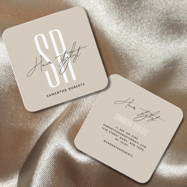Hair stylist modern beige monogram initialer fyrkantigt visitkort (Skapare uppladdad)