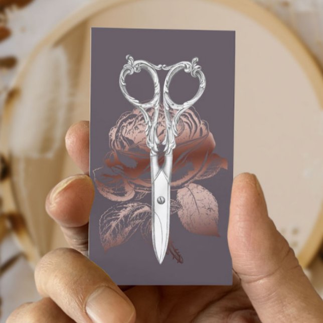 Hair Stylist Modern Scissor & Ro Blommigt Lila Visitkort (Skapare uppladdad)