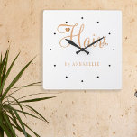 Hair stylist namn guld elegant glam logotyp av kop fyrkantig klocka<br><div class="desc">Trendigets moderna glamorösa hårstylist/hårfrisör namn hårsalonväggskur med chic typografi i vit och faux guld med sax och lite hjärta.             Lämpligt för hårsalon,  skönhetssalon,  hårfrisör,  hårstylist för professionell. perfekten för en sofistikerad professionell av snyggten med elegant                </div>