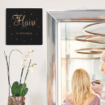 Hair stylist namn guld svart elegant glam logotyp fyrkantig klocka<br><div class="desc">Trendigets moderna glamorösa hårstylist/hårfrisör namn hårsalonväggklocka med chic typografi i svart och faux guld med sax och lite hjärta.             Lämpligt för hårsalon,  skönhetssalon,  hårfrisör,  hårstylist för professionell. perfekten för en sofistikerad professionell av snyggten med elegant            </div>