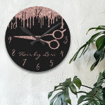 Hair Stylist Ro Guld Drips Glitter Scissors Roun Rund Klocka<br><div class="desc">Den här designen kan vara personlig i det område som tillhandahålls genom att ändra fotot och/eller text. Du kan också anpassa den genom att klicka på Anpassa den här mallen och sedan välja klicka för att anpassa ytterligare alternativ och ta bort eller ändra färg i bakgrunden, lägga till text, ändra...</div>