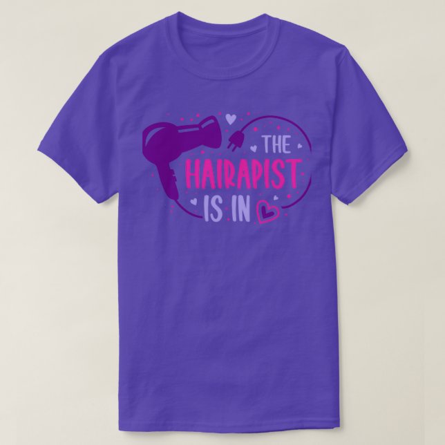 Hairapisten är i ett vackert hairstylist-gift t shirt (Design framsida)