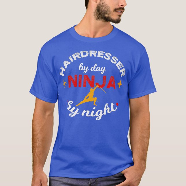 Hairdresser by Day Ninja by Night Hair Stylist T Shirt (Framsida)