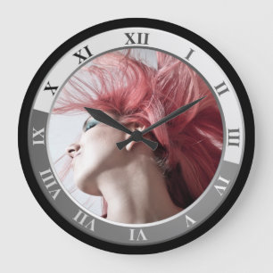 Hairdresser-salong med stor klocka