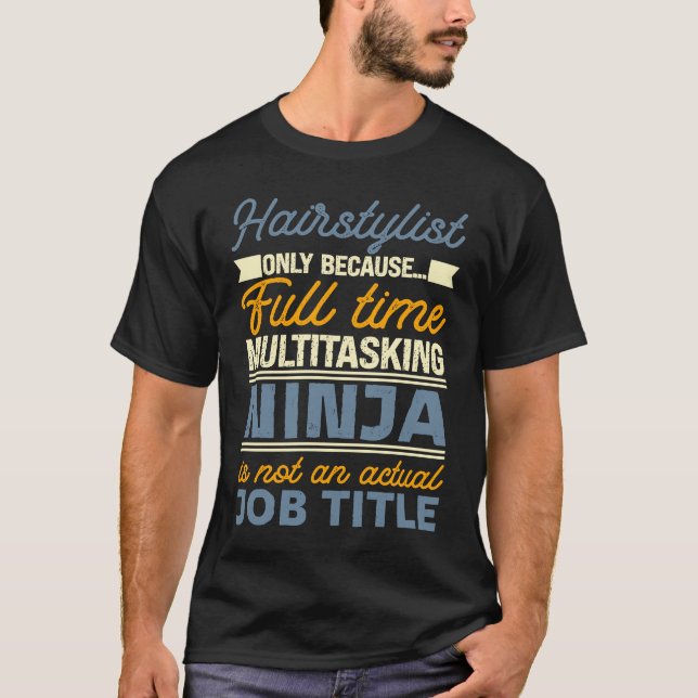 Hairstylist As Long As Full Time Multitasking Ninj T Shirt (Framsida)