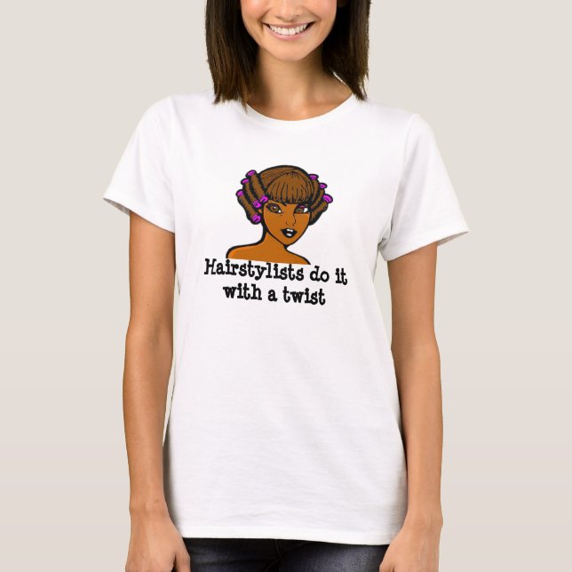 Hairstylist gör det med en vrid tee shirt (Framsida)