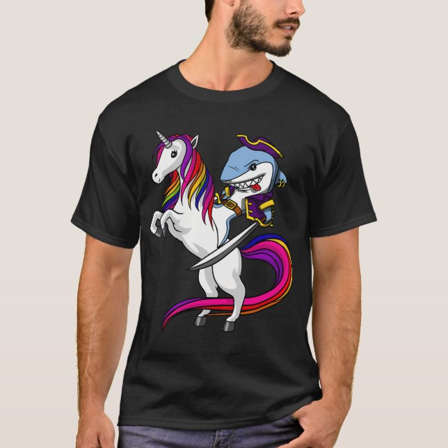 Haj Pirat Ridande Enhörning T Shirt (Framsida)