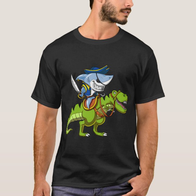 Haj Pirat Ridning T-Rex Dinosaurie T Shirt (Framsida)