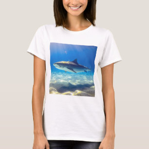 Haj som simmar i blått havsvatten t shirt