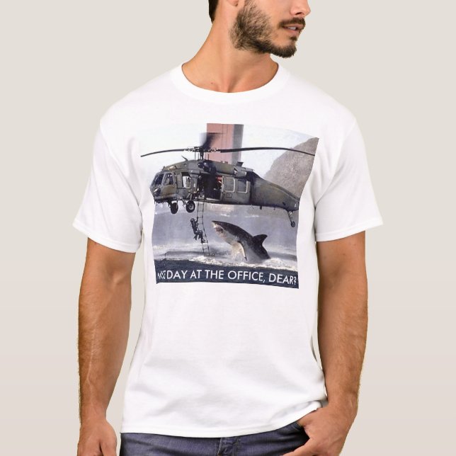 HAJEN ANFALLER HELIKOPTERTSHIRTEN T SHIRT (Framsida)